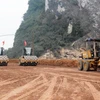 Nhà thầu thi công nền đường một đoạn tuyến cao tốc Bắc-Nam phía Đông. (Ảnh: Việt Hùng/Vietnam+)