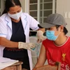 Nhân viên y tế tiêm vaccine phòng COVID-19 cho người dân. (Ảnh: Sỹ Tuyên/TTXVN)