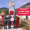 Lãnh đạo Bộ đội Biên phòng Thừa Thiên-Huế tặng quà cho Đồn biên phòng cửa khẩu Hồng Vân. (Ảnh: Tường Vi/TTXVN)