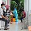 Nhân viên y tế lấy mẫu xét nghiệm SARS-CoV-2. (Ảnh: Bùi Giang/TTXVN)