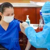 Tiêm vaccine cho người dân tại điểm tiêm Trung tâm Văn hoá quận Sơn Trà, thành phố Đà Nẵng. (Ảnh: Văn Dũng/TTXVN)