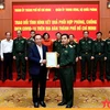 Bí thư Thành ủy Thành phố Hồ Chí Minh Nguyễn Văn Nên trao thư cảm ơn đến Đại tướng Phan Văn Giang, Bộ trưởng Bộ Quốc phòng. (Nguồn: qdnd.vn)