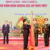 Phó Thủ tướng Thường trực Chính phủ Phạm Bình Minh thực hiện nghi thức trao tặng Huân chương Độc lập hạng Nhất cho Đảng bộ và nhân dân tỉnh Thái Nguyên. (Ảnh: Hoàng Nguyên/TTXVN)