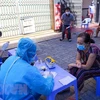 Thu thập thông tin người dân trước khi lấy mẫu xét nghiệm SARS-CoV-2. (Ảnh: Trần Lê Lâm/TTXVN)