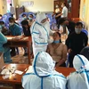 Cán bộ y tế lấy mẫu xét nghiệm người dân ở phường Ngọc Hà, thành phố Hà Giang, tỉnh Hà Giang. (Ảnh: Minh Tâm/TTXVN)
