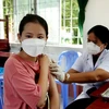 Tiêm vaccine phòng COVID-19 cho học sinh lớp 12, Trường THPT Châu Thành, huyện Châu Thành, tỉnh Kiên Giang. (Ảnh: Hồng Đạt/TTXVN)