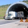 Cửa hầm Phước Tượng đặt biển báo hạn chế tốc độ phương tiện qua lại do mặt đường trong hầm đang bị hư hỏng. (Ảnh: Đỗ Trưởng/TTXVN)
