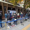 Người dân xếp hàng chờ xét nghiệm COVID-19 tại Seoul, Hàn Quốc, ngày 4/11. (Ảnh: Yonhap/TTXVN)