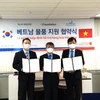 Đại sứ Việt Nam tại Hàn Quốc (giữa) chụp ảnh cùng đại diện hai đối tác Hàn Quốc. (Ảnh: Khánh Vân/Vietnam+)