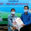 Ông Hoàng Văn Thành, Chủ tịch Hội đồng Thành viên Tổ chức Tài chính vi mô CEP tặng quà cho người lao động nghèo bị ảnh hưởng dịch COVID-19 năm 2021. (Ảnh: Thanh Vũ/TTXVN)