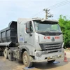Thanh tra giao thông tỉnh Ninh Bình kiểm tra trọng tải xe tải chở hàng. (Ảnh: Minh Đức/TTXVN)