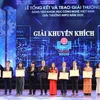 Các tác giả nhận giải Giải thưởng Sáng tạo Khoa học công nghệ Việt Nam (VIFOTEC) 2020. (Ảnh: Hoàng Hiếu/TTXVN)