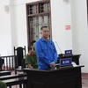 Bị cáo Vũ Xuân Hùng -nguyên trung tá Công an tỉnh Hoà Bình tại phiên toà xét xử. (Ảnh: Vũ Hà/TTXVN)