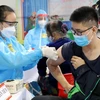 Tiêm vaccine phòng COVID-19 cho người dân thành phố Việt Trì, tỉnh Phú Thọ. (Ảnh: Trung Kiên/TTXVN)