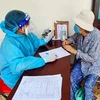 Tiêm vaccine phòng COVID-19 cho người già có hoàn cảnh neo đơn đang sinh sống tại Trung tâm Dưỡng lão Thị Nghè, TP.HCM. (Ảnh: TTXVN phát)