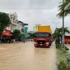 Quốc lộ 1A đoạn qua thành phố Quy Nhơn bị ngập khiến giao thông gặp khó khăn. (Ảnh: Tường Quân/TTXVN)