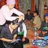 Theo phong tục người Thái đen, cô dâu làm lễ búi tóc “tằng cẩu.” (Nguồn: baomoi.com)