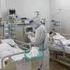 Các y, bác sỹ Bệnh viện hồi sức COVID-19 Thành phố Hồ Chí Minh tích cực theo dõi và điều trị tích cực bệnh nhân COVID-19 nặng. (Ảnh: Thanh Vũ/TTXVN)
