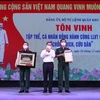 Ủy viên Bộ Chính trị, Bí thư Thành ủy Thành phố Hồ Chí Minh Nguyễn Văn Nên (giữa) tặng quà tri ân Bộ Tư lệnh Quân khu 7. (Ảnh: Xuân Khu/TTXVN)