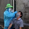 Lấy mẫu xét nghiệm sàng lọc virus SARS-CoV-2 trên địa bàn phường Vĩnh Lạc, thành phố Rạch Giá, tỉnh Kiên Giang. (Ảnh: Lê Huy Hải/TTXVN)