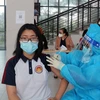 Học sinh có độ tuổi từ 12-14 được tiêm veccine mũi 1 tại điểm tiêm trường Chuyên Biên Hòa, tỉnh Hà Nam. (Ảnh: Đại Nghĩa/TTXVN)