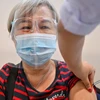 Nhân viên y tế tiêm vacicne phòng COVID-19 cho người dân tại Kuala Lumpur của Malaysia. (Ảnh: AFP/TTXVN)