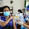 Tiêm vaccine phòng COVID-19 cho học sinh Lớp 12, Trường THPT Châu Thành, huyện Châu Thành, tỉnh Kiên Giang. (Ảnh: Hồng Đạt/TTXVN)