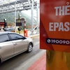 Thẻ ePass giúp lái xe ô tô lưu thông qua làn thu phí tự động, kích hoạt miễn phí tại trung tâm đăng kiểm, thanh toán trực tiếp khi lưu thông qua trạm bằng tài khoản ViettelPay. (Ảnh: Huy Hùng/TTXVN)