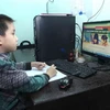Học sinh tiểu học huyện Yên Lạc học trực tuyến tại nhà. (Ảnh: Hoàng Hùng/TTXVN)