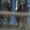 Cảnh sát gác bên ngoài nhà tù Litoral, gần thành phố Guayaquil, miền Tây Ecuador sau vụ bạo loạn ngày 13/11. (Ảnh: THX/TTXVN)
