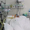 Một bệnh nhân ngộ độc methanol đang được điều trị tích cực tại bệnh viện. (Ảnh: TTXVN phát)