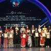 Các tác giả đoạt giải A Giải thưởng thông tin đối ngoại toàn quốc lần thứ Sáu. (Nguồn: Vietnam+)
