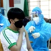 Nhân viên y tế tiêm vaccine phòng COVID-19 cho trẻ từ 12 đến 17 tuổi. (Ảnh: Nguyễn Thanh/TTXVN)