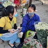 Nhân viên Bưu điện Hà Nội tư vấn cho người lao động tự do tham gia bảo hiểm xã hội tự nguyện. (Ảnh: TTXVN phát)