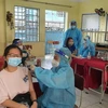 Học sinh trường chuyên Hùng Vương, thành phố Thủ Dầu Một, tỉnh Bình Dương, bắt đầu được tiêm vaccine phòng COVID-19. (Ảnh: Văn Hướng/TTXVN)