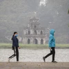 Một buổi sáng tại khu vực hồ Hoàn Kiếm, sương mù và chất lượng không khí ở mức độ xấu, người dân nên hạn chế ra đường. (Ảnh: Thành Đạt/TTXVN)