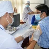 Tiêm vaccine ngừa COVID-19 cho người dân ở Sóc Trăng. (Ảnh: Trung Hiếu/TTXVN)