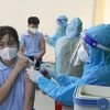 Tiêm vaccine phòng COVID-19 cho học sinh lớp 7 Trường THCS Trần Quốc Tuấn, thành phố Trà Vinh. (Ảnh: Thanh Hòa/TTXVN)