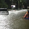 Nước lũ dâng cao gây ngập sâu tại nhiều tuyến đường chính của thành phố Tuy Hòa, tỉnh Phú Yên. (Ảnh: Phạm Cường/TTXVN)