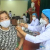 Tiêm vaccine cho người dân tại bệnh viện đa khoa quận Ngô Quyền. (Ảnh: An Đăng/TTXVN)
