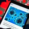 Thông báo của Tổ chức Y tế Thế giới về biến thể Omicron trên một màn hình điện thoại thông minh. (Ảnh: Getty Images/TTXVN)