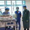 Các y, bác sỹ trong sóc cho cặp song sinh đầu tiên chào đời bằng phương pháp thụ tinh trong ống nghiệm tại Bệnh viện Phụ sản-Nhi Bắc Ninh. (Ảnh: Đinh Văn Nhiều/TTXVN)