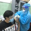 Tiêm vaccine ngừa COVID-19 cho người dân ở thị xã Tân Uyên, tỉnh Bình Dương. (Ảnh: Chí Tưởng/TTXVN)