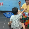 Ảnh minh họa. (Nguồn: chụp từ video “Dạy trẻ chơi kết hợp dạng xây dựng” trên APP A365) 