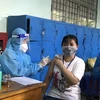 Tiêm vaccine phòng COVID-19 cho người dân ở tỉnh Vĩnh Long. (Ảnh: Lê Thúy Hằng/TTXVN)