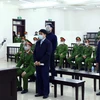 Bị cáo Nguyễn Đức Chung và đồng phạm tại phiên tòa. (Ảnh: Phạm Kiên/TTXVN)