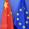 Quốc kỳ Trung Quốc (trái) và cờ Liên minh châu Âu (EU) tại Hội nghị thượng đỉnh EU-Trung Quốc tại Brussels, Bỉ ngày 29/6/2015. (Ảnh: AFP/TTXVN)
