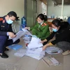 Lực lượng chức năng khám xét cơ sở tín dụng của Tân Tín Đạt. (Nguồn: tienphong.vn)