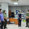 Cơ quan điều tra tống đạt quyết định khởi tố, bắt tạm giam Nguyễn Văn Phong. (Nguồn: tuoitre.vn)