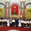 Chủ tịch nước Nguyễn Xuân Phúc và bà Nguyễn Thị Doan, Chủ tịch Hội khuyến học Việt Nam trao tặng Huân chương Lao động hạng Hai, Ba cho học sinh đoạt giải Olympic năm 2020 và Khoa học kỹ thuật quốc tế năm 2021. (Ảnh: Thống Nhất/TTXVN)